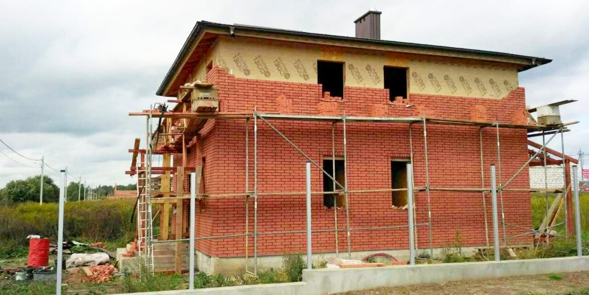 Строительство дома из SIP панелей - заканчиваем облицовку кирпичом