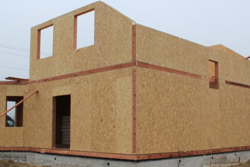 Двухэтажный дом из сип панелей -ставим стены фото-008